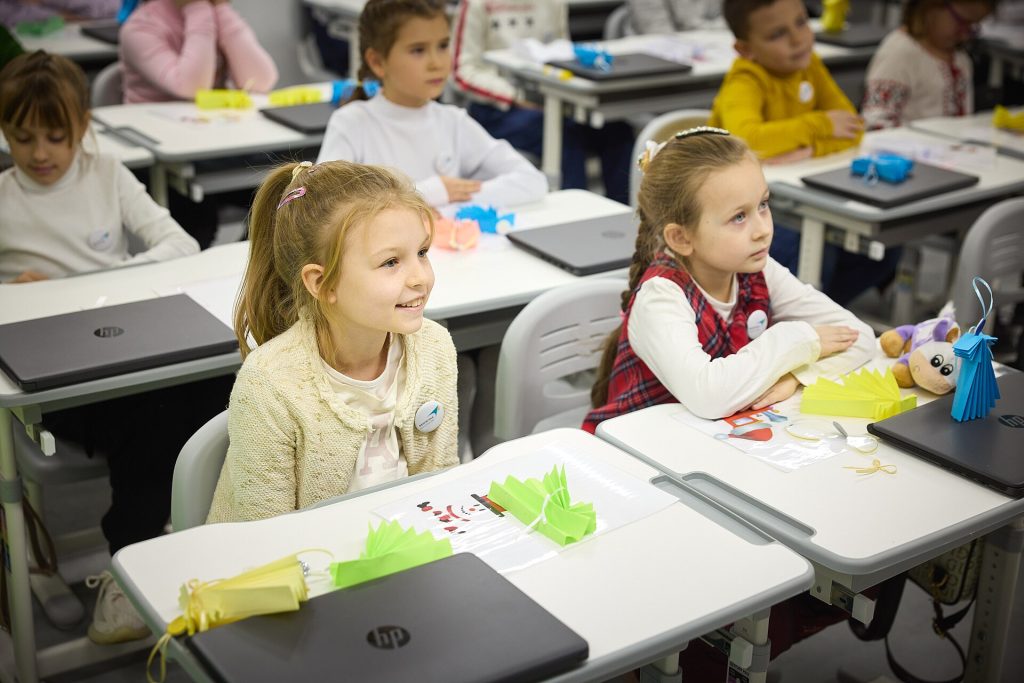 World Takes Note as Phone-Free Classrooms Deliver Measurable Gains Students learning in a phone-free classroom with smartphones put away, illustrating a study on classroom bans and academic performance